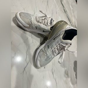 I’m selling a pair of Nike 270, white, woman’s size 8.